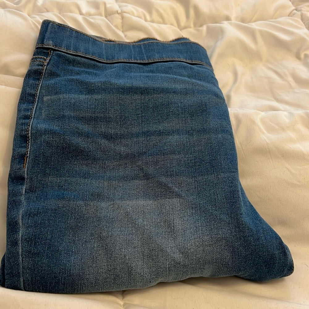 New York and Company light blue pull-on leggings. Size XL.